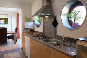Huis | Privékeuken | Een koelkast, een microgolfoven, een kookplaat