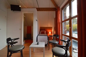 4 chambres, ameublement personnalisé, fer et planche à repasser