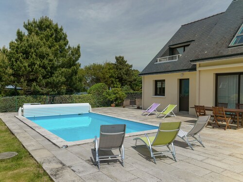 Spacious Villa in Concarneau With Swimming Pool