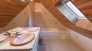 Villa | Badezimmer | Badewanne, Handtücher