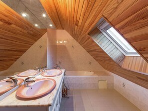 Villa | Bathroom | Bathtub, towels - Spacious Villa in Concarneau With Swimming Pool (Concarneau)