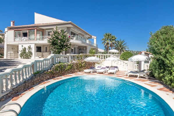 Indoor pool, outdoor pool - Villa in Les Issambres Near the Sea (Roquebrune-sur-Argens)