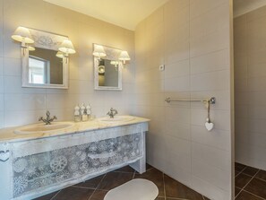 Villa | Bathroom - Villa in Les Issambres Near the Sea (Roquebrune-sur-Argens)