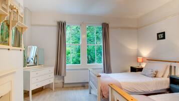 House | 6 bedrooms, bed sheets