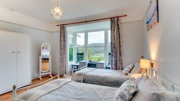 House | 6 bedrooms, bed sheets