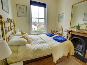4 bedrooms, individually furnished, bed sheets - Vintage Holiday Home in Hythe With Garden (Hythe)