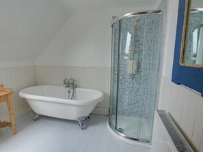 Bathtub, towels - Vintage Holiday Home in Hythe With Garden (Hythe)