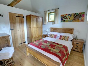 2 Schlafzimmer, individuell eingerichtet, Bettwäsche