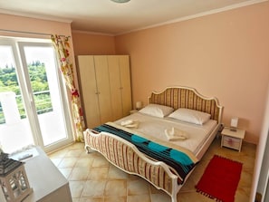 House | 3 bedrooms, individually furnished, iron/ironing board, bed sheets