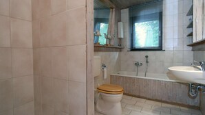 Combined shower/bathtub - A Group House Furnished in a Modern Style, Near the Picturesque Town of Monschau (Monschau)