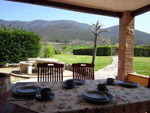 Outdoor dining - Belvilla by OYO Villa Montecchio (Montecchio)