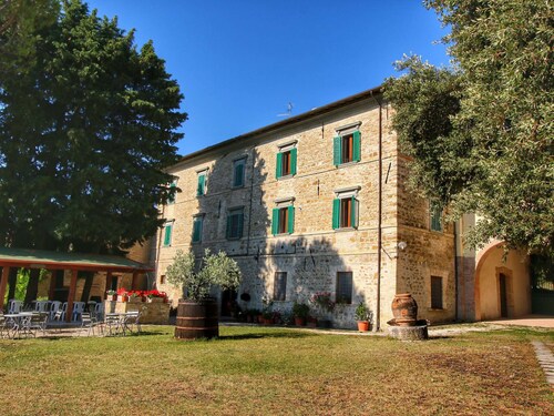 Beautiful Farmhouse with Hot Tub in Umbria
