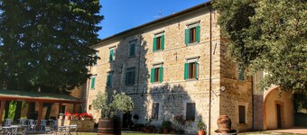 움브리아의 온수 욕조가 있는 아름다운 농장