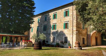 Beautiful Farmhouse with Hot Tub in Umbria