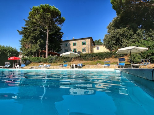 Beautiful Farmhouse with Hot Tub in Umbria