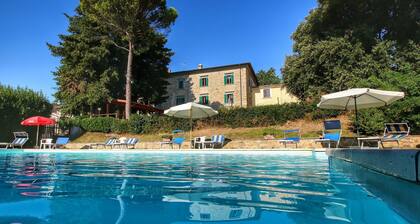 Beautiful Farmhouse with Hot Tub in Umbria
