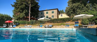 Beautiful Farmhouse with Hot Tub in Umbria