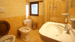 House | Bathroom | Shower, towels - Modern Holiday Home in Spello With Private Pool (Spello)