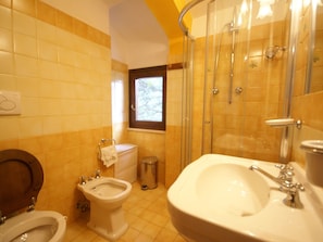 House | Bathroom | Shower, towels