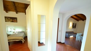 3 quartos, berços, individualmente mobiliados, roupa de cama
