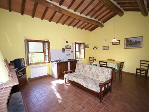 House | Living room - Ethereal Holiday Home in Arcidosso with Hot Tub (Arcidosso)