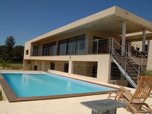 Exterior - Spacious Villa in Rochefort-du-gard With Swimming Pool (Rochefort-du-Gard)