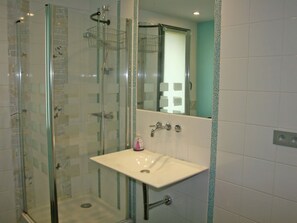 Villa | Bathroom | Bathtub - Spacious Villa in Rochefort-du-gard With Swimming Pool (Rochefort-du-Gard)