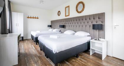 Modern Villa with Large Garden by the Water with Hot Tub & Infrared Sauna