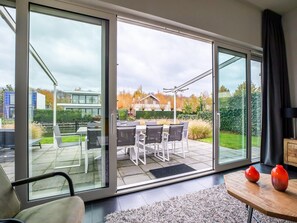 Villa | Balcony - Modern Villa with Large Garden by the Water with Hot Tub & Infrared Sauna (Zeewolde)