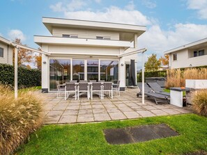 Villa | Exterior - Modern Villa with Large Garden by the Water with Hot Tub & Infrared Sauna (Zeewolde)