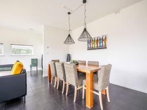 Villa | Dining - Modern Villa with Large Garden by the Water with Hot Tub & Infrared Sauna (Zeewolde)