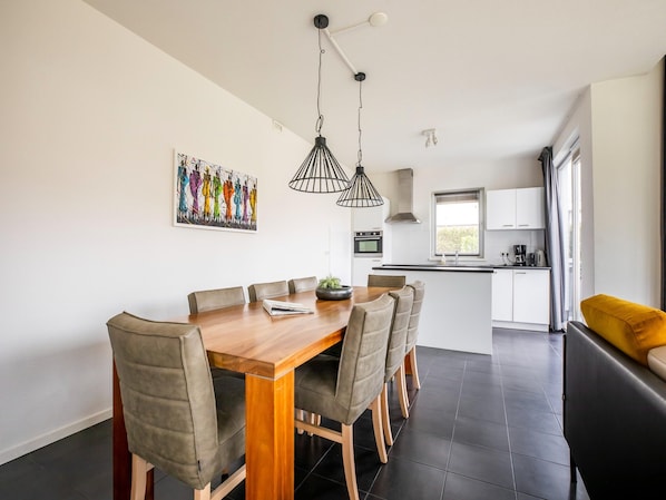 Villa | Dining - Modern Villa with Large Garden by the Water with Hot Tub & Infrared Sauna (Zeewolde)