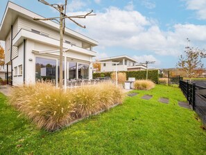 Villa | Garden - Modern Villa with Large Garden by the Water with Hot Tub & Infrared Sauna (Zeewolde)
