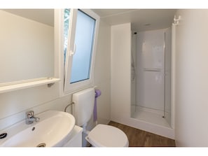 Mobile Home | Bathroom | Shower