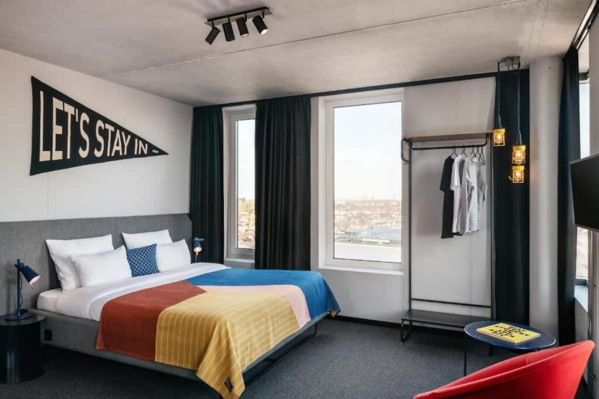 Premium bedding, in-room safe, desk, laptop workspace