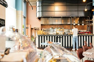 每日供应自助式早餐（每人 EUR 17.5）