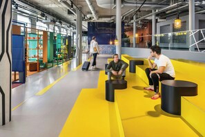 Lobby sitting area - The Social Hub Delft (Delft)