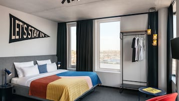 Deluxe tweepersoonskamer, 1 kingsize bed | Luxe beddengoed, een kluis op de kamer, een bureau, een laptopwerkplek