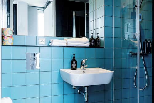 Douche, articles de toilette gratuits, sĂšche-cheveux