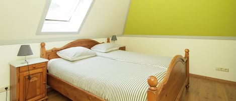 House | 5 bedrooms, individually furnished, bed sheets