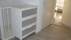 3 Schlafzimmer, Babybetten, individuell eingerichtet, Bettwäsche
