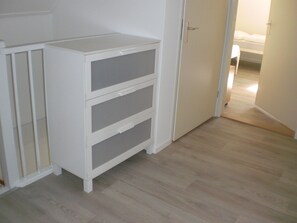 3 Schlafzimmer, Babybetten, individuell eingerichtet, Bettwäsche