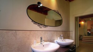 Vila | Kamar mandi | Kombinasi shower/bathtub dan handuk
