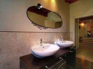 Bathroom - Luxurious Villa in Monte San Savino with Hot Tub (Monte San Savino)