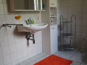 Apartment | Bathroom | Shower, towels