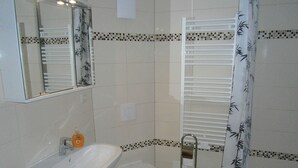 Apartamento | Banheiro | Chuveiro, secador de cabelo