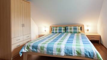 2 bedrooms, individually furnished, iron/ironing board, bed sheets