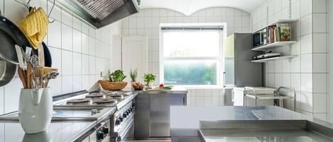 House | Private kitchen | Microwave, stovetop, highchair