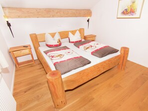 House | 5 bedrooms, individually furnished, bed sheets