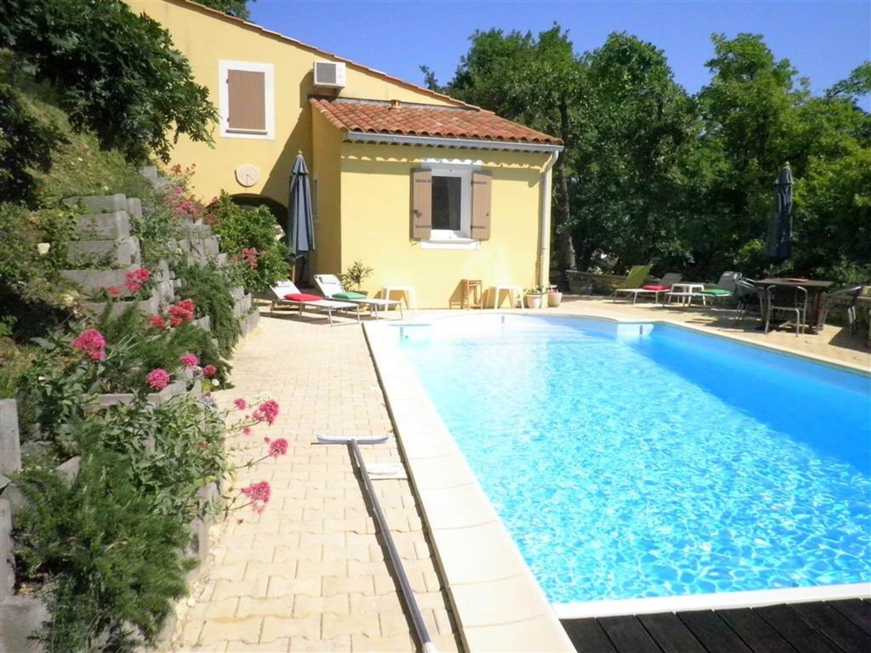 Piscine intérieure, piscine extérieure